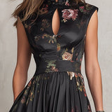 Violette | Robe midi en satin plissé noir à imprimé floral et encolure goutte d'eau
