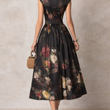 Violette | Robe midi en satin plissé noir à imprimé floral et encolure goutte d'eau