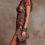 Martina | Robe midi plissée à col en V et imprimé d'art abstrait style bohème