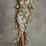 Anne | Robe longue asymétrique en satin vert à col en V, manches bouffantes et imprimé floral