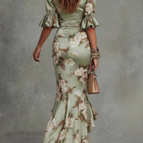 Anne | Robe longue asymétrique en satin vert à col en V, manches bouffantes et imprimé floral