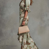 Anne | Robe longue asymétrique en satin vert à col en V, manches bouffantes et imprimé floral